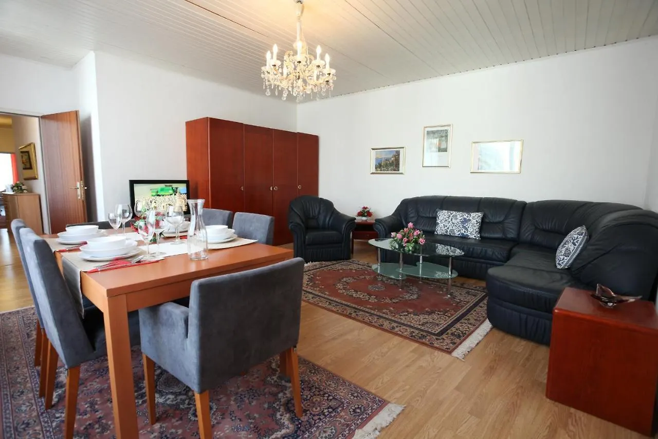 Mozart Apartments Vienna 0*,