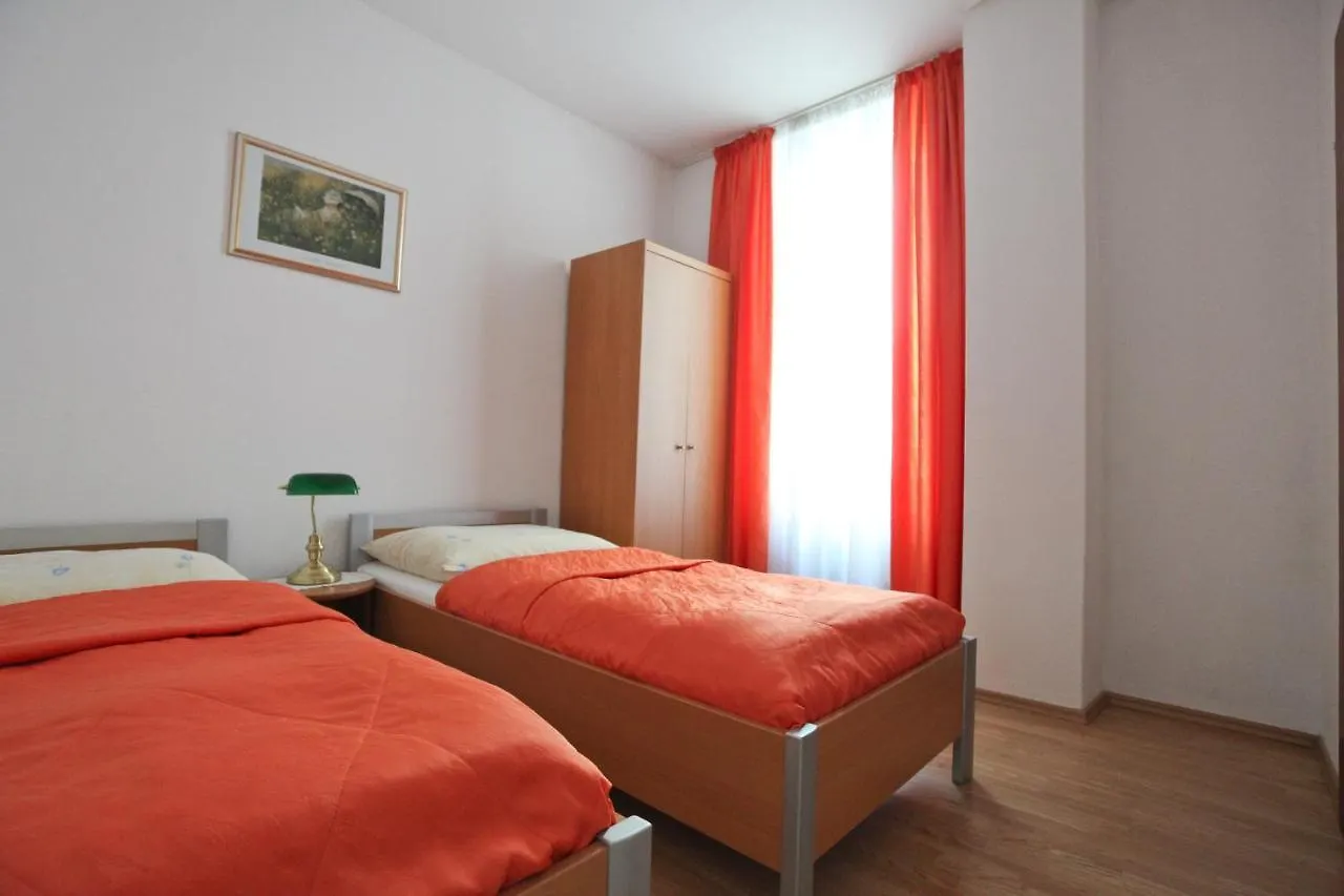 Mozart Apartments Vienna 0*,